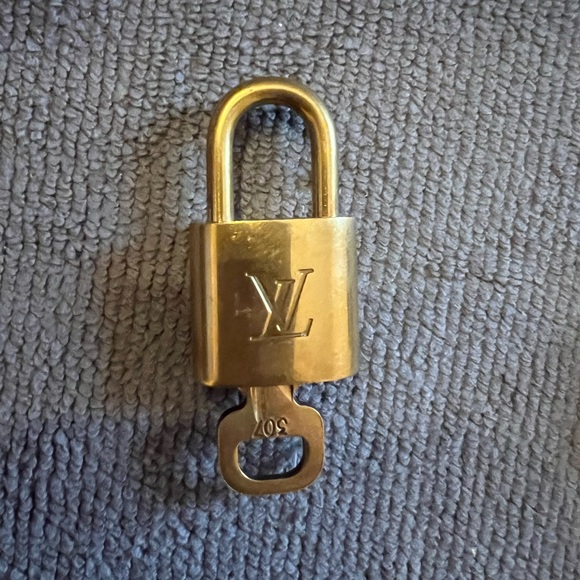Louis Vuitton lock and key 307 - Picture 1 of 2